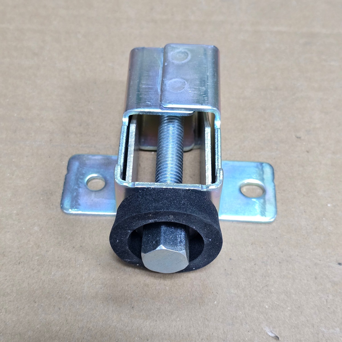 Фиксатор запасного колеса на Лада Ларгус — изображение 3